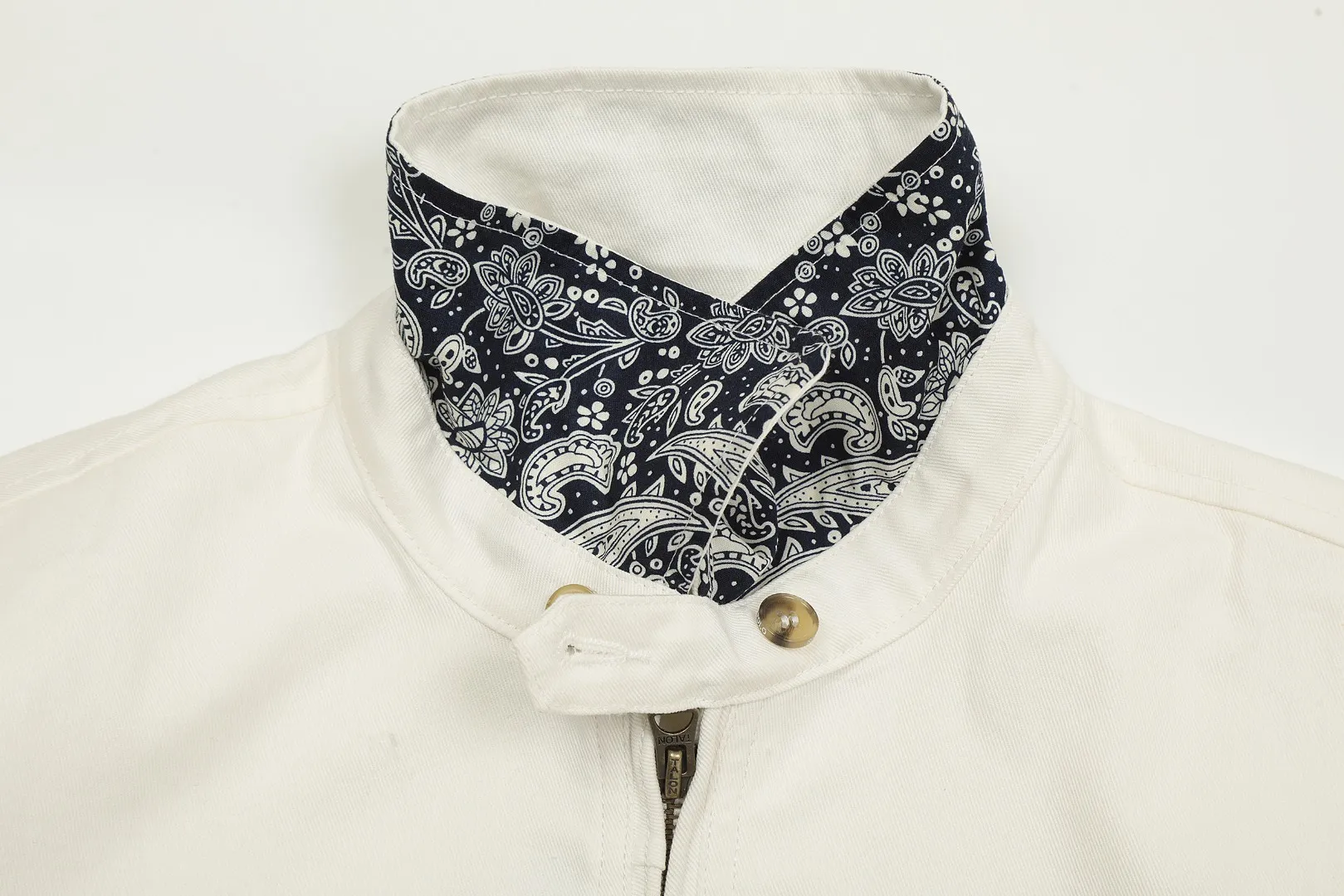 P340 top quality" Style number: 8088# [Ralph Lauren veteran pony embroidered veteran jacket] ✅Ralph Lauren blue and white contrasting lapels, white veteran short retro flight jacket ✅The face is made of no-wash twill washed cotton, soft and tangible ✅Customized laser tortoise RL original hand-stitched buckle ✅Vintage bronze natural paint double-open zipper ✅Gentle retro white stand-up collar versatile jacket. The upper body is very flattering. Versatile style YYDS~ ✅The upper body is simple and easy to match. A must-have for goddess ootd. Good-looking clothes are never picky. A must-have in the goddess's wardrobe. Size: S-XL Color: Off-white